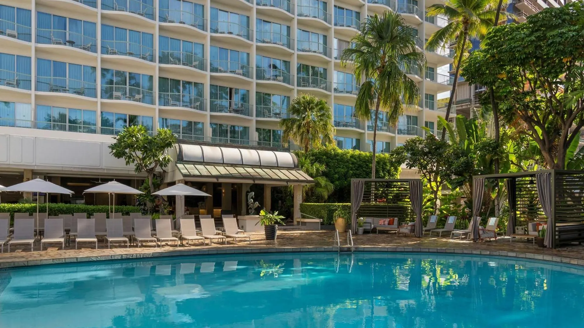 8 Hoteles de Negocios en Waikiki que Combinan Trabajo y Destino