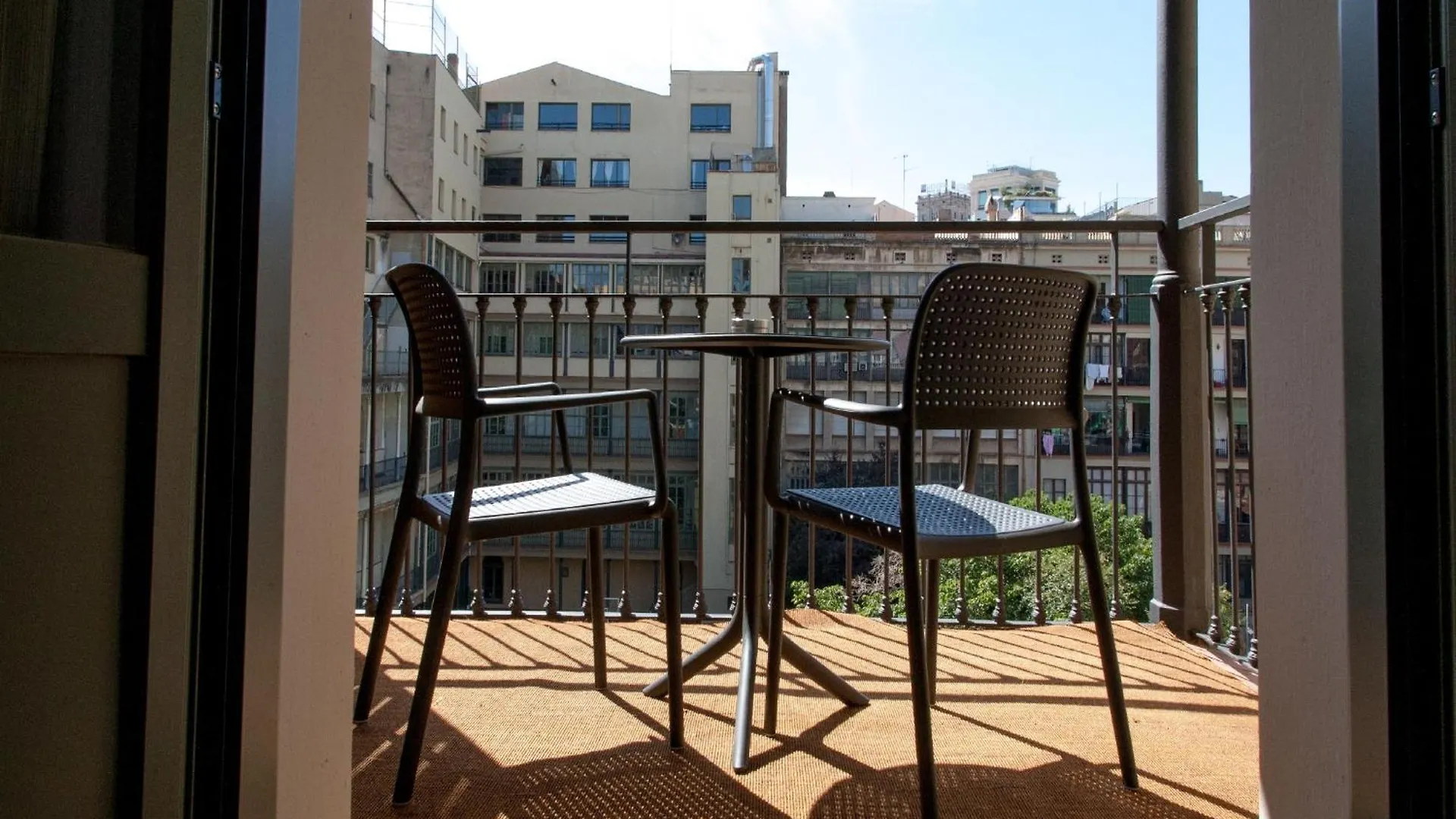 4 Hoteles de 4 Estrellas en el Raval que Vale la Pena Conocer