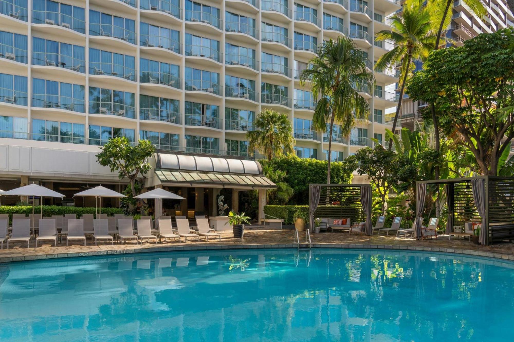 8 Hoteles de Negocios en Waikiki que Combinan Trabajo y Destino